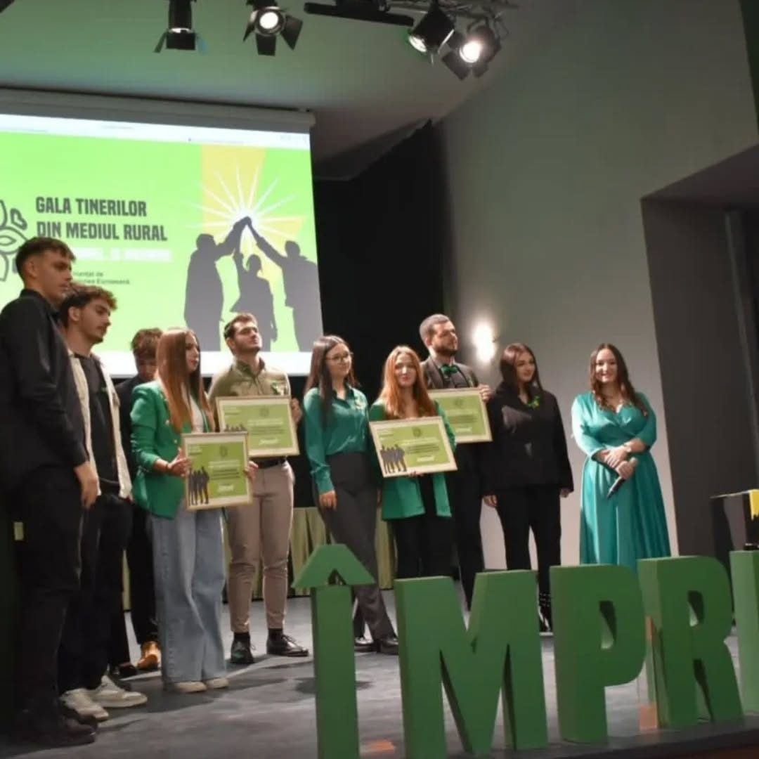 Tineri pe scena Galei Tinerilor din Mediul Rural 2024