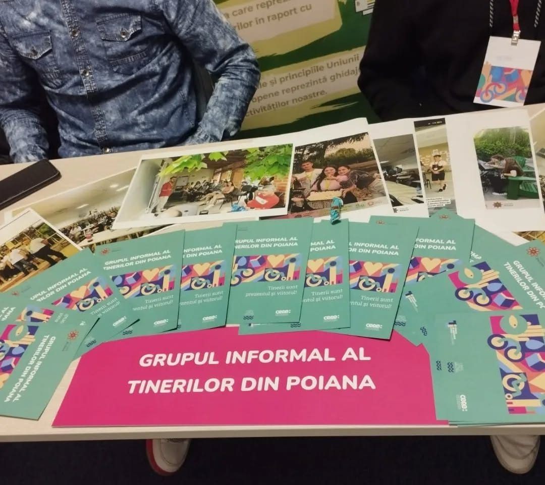 Membrii grupului la standul de la Târgul de Inițiative Civice din Galați